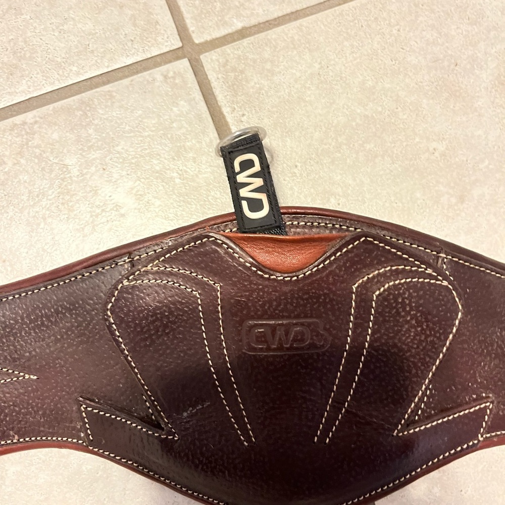 CWD anatomic jumping girth-120cm-(small 48). NEW condition.  Gorgeous.